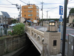 旭橋（電灯復元後の親柱と欄干）の写真