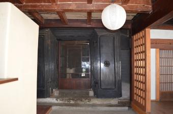 黒漆喰塗の扉（店舗戸口）の写真