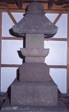 大石信重の墓塔の写真
