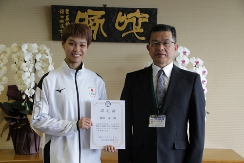 篠原選手と教育長の写真