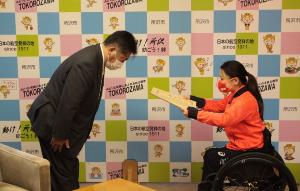 表彰をうける小倉選手