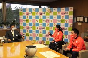 市長に報告をする小倉選手と小須田選手