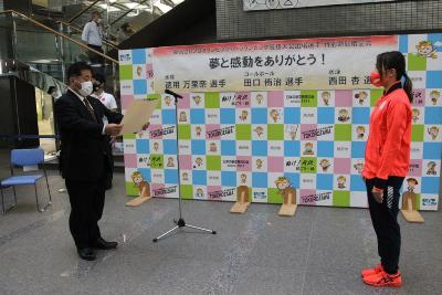 市長より表彰をうける徳用選手