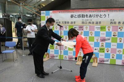 市長より表彰をうける西田選手