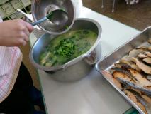 茹でた小松菜を味噌汁に入れている写真です