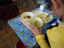 泉小学校の生徒が食べている写真