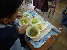 泉小学校の生徒が食べている写真2