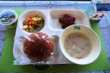 伸栄小学校の給食の写真