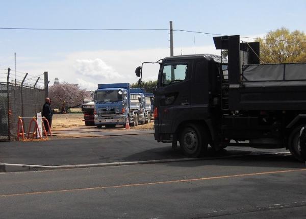 土砂を搬入するトラックの写真