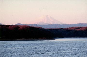 狭山湖より元旦の初日の出富士山の写真