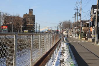 東所沢駅に向かって線路沿いに見える富士山