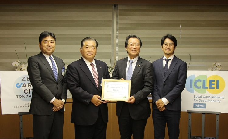 イクレイの竹本理事長、内田事務局長と、藤本市長、中村副市長の4名の記念撮影写真