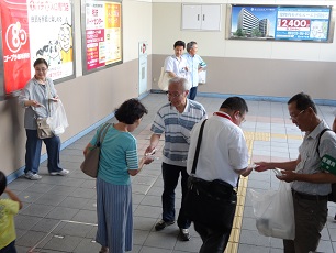 新所沢駅東口でグッズを配る画像