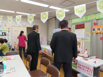 会場を見学する市長の写真