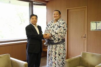 握手をする市長と北勝富士関の写真