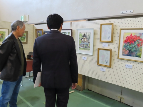 絵画の展示を観覧する市長の様子
