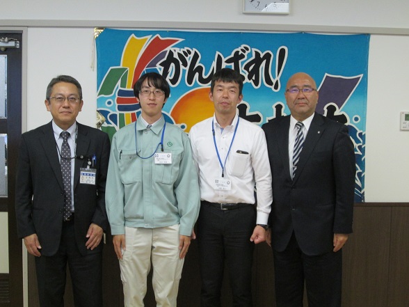 派遣中の職員と大槌町長、富田次長、吉田主任の写真
