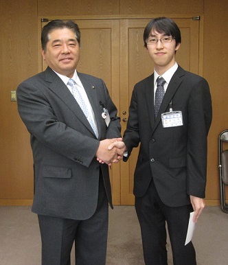 市長と握手をしている吉田主任の写真