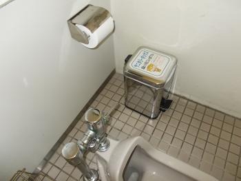 市役所1階と2階の男性個室トイレに設置したサニタリーボックスの写真
