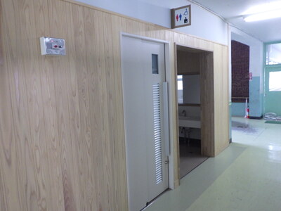 明峰小学校北校舎廊下の改修後