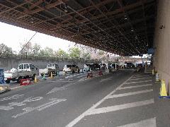 自己搬入の車の列(1)