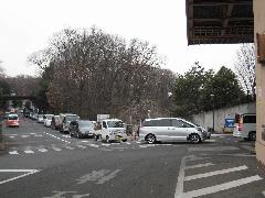 自己搬入の車の列(2)