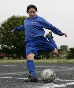 菅野久美子さんがサッカーをしている写真