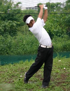 前田男さんがゴルフをしている写真