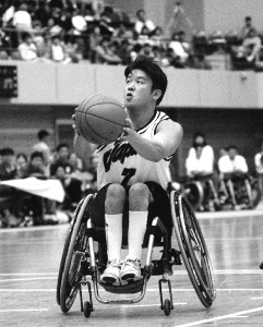 車イスバスケットボールをする水本栄喜さんの写真