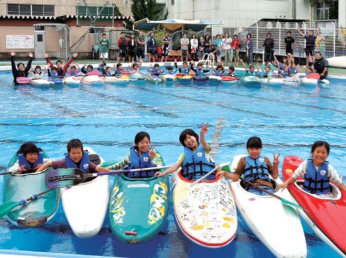 手作りカヌー進水式、体験会（北秋津小学校）の写真