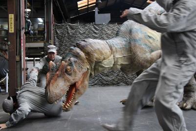 恐竜に襲われる人の写真