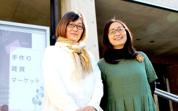 ミューズのイベント会場前に立つ小野結花さん（左）と下田幸子さん（右）