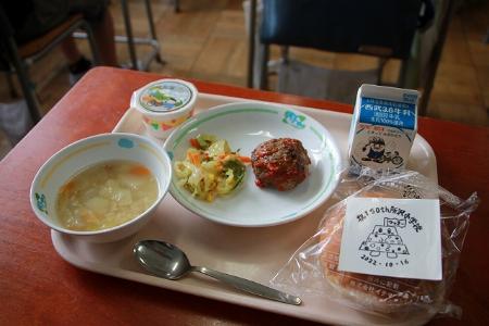 スペシャルweek！1日目の給食。所沢市のハンバーグやほうじ茶プリンがおぼんに乗っています。