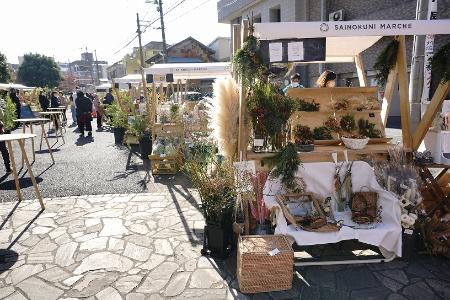 マーケットに集まった様々なお店の写真