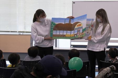 秋草学園の学生による絵本の読み聞かせ