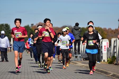 青空のもと、走る参加者