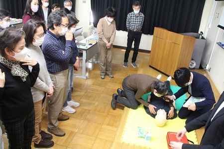 参加者が救命処置を実践している場面