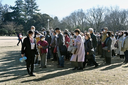航空記念公園に集まった参加者の様子