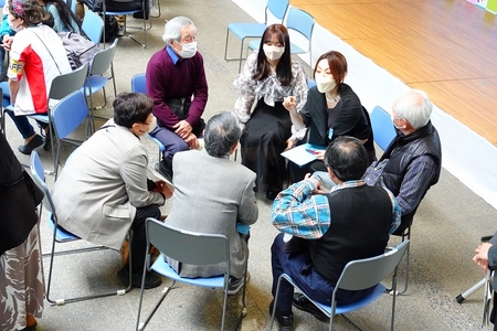 交流会で輪になって座る参加者の様子