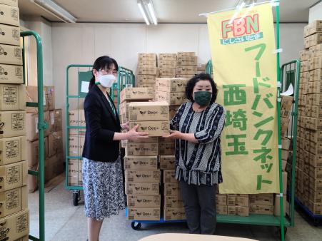 NPO法人フードバンクネット西埼玉から寄付された整理用品を受け取る市担当者