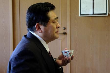 市長が新茶を味わう様子