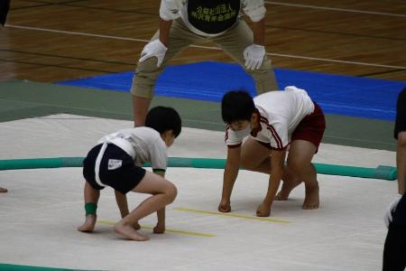 見合っている子ども力士の様子