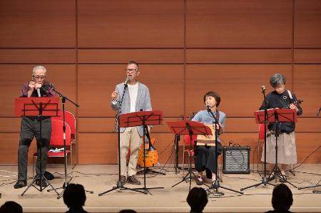 「音楽を楽しむ会」の演奏の模様