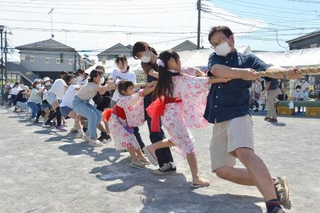 綱引きをする様子