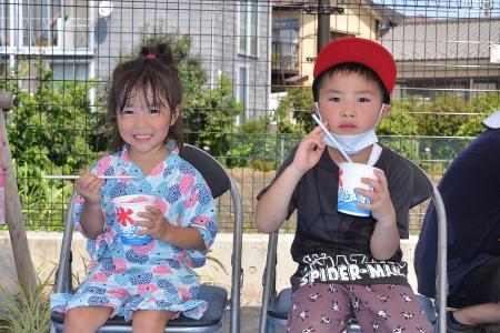 かき氷を座って食べるお子さんたち