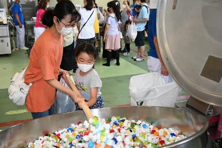 大鍋をかきまぜる親子の様子2