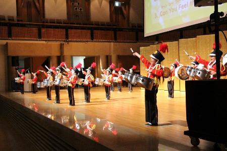 幼稚園の児童たちが楽器を演奏している場面