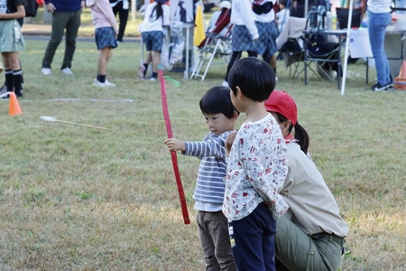 ソフト弓矢を体験する子ども