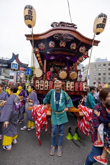 昼間の山車の引き回しも多くの人で賑わった