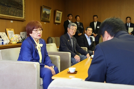 ナラ枯れの様子について報告する鈴木会長の画像